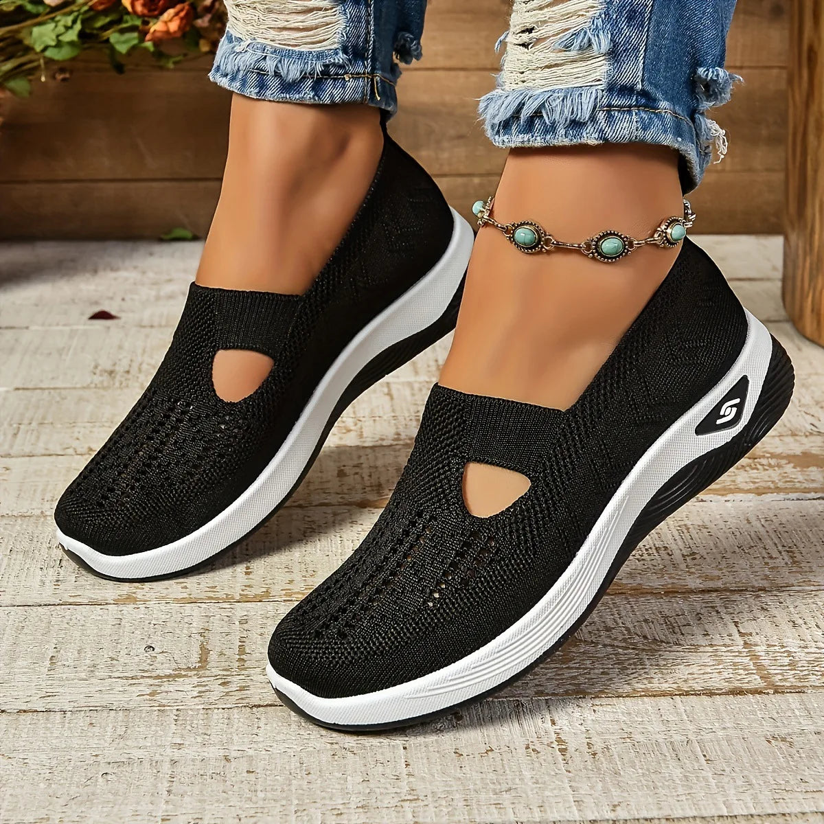 Breathable women's sneakers