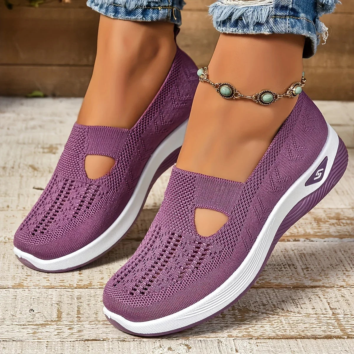 Breathable women's sneakers