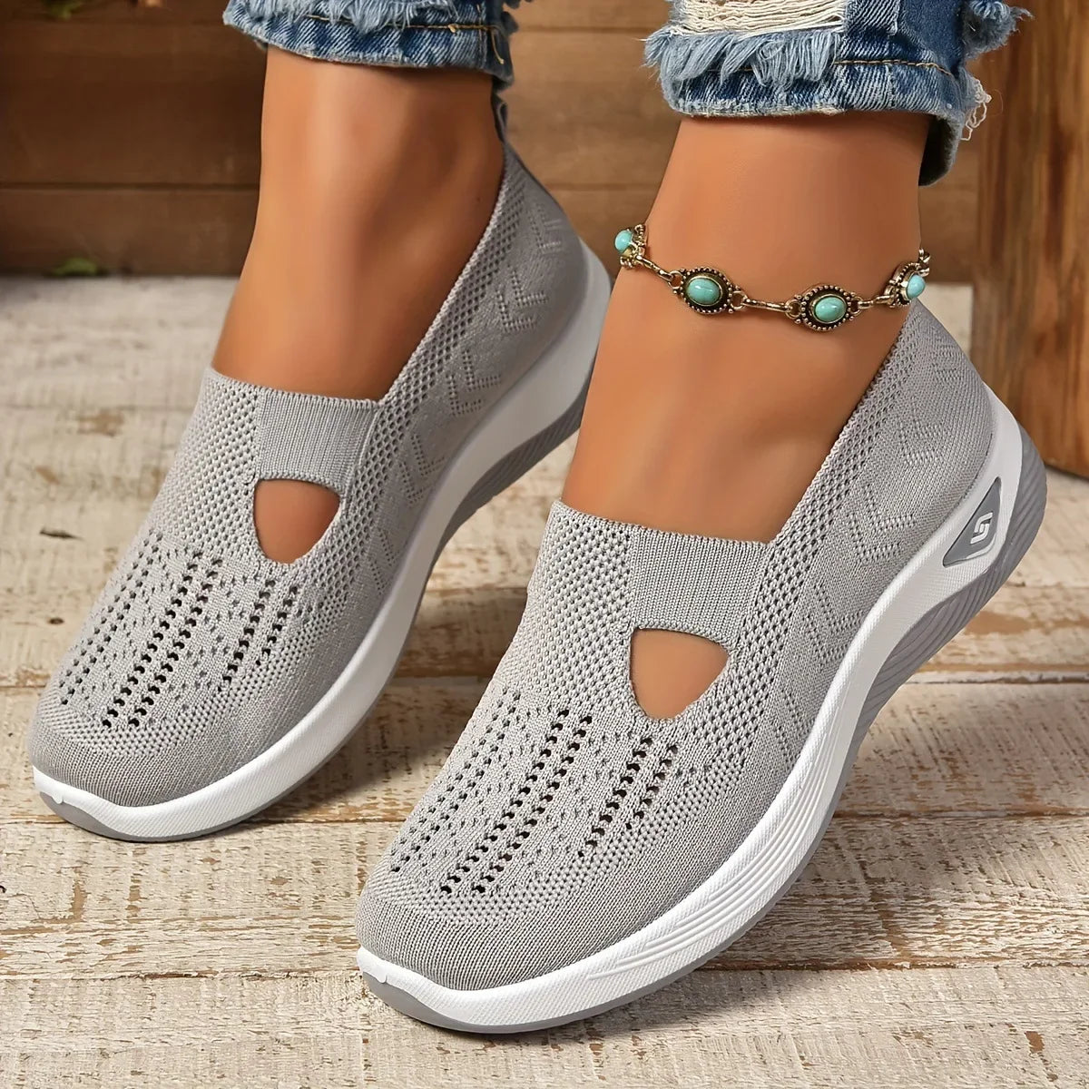 Breathable women's sneakers