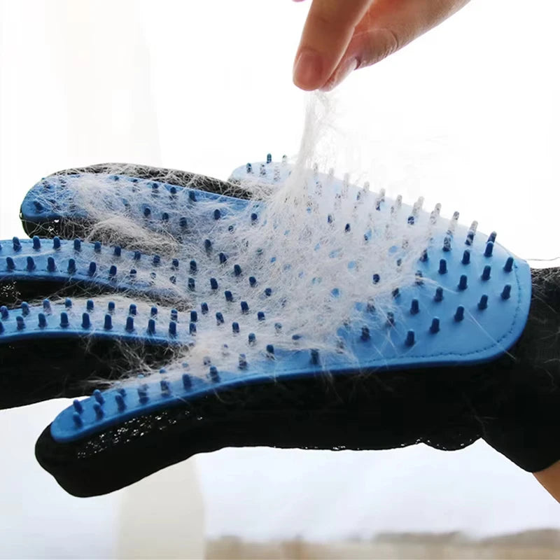 Self-cleaning gloves for cats