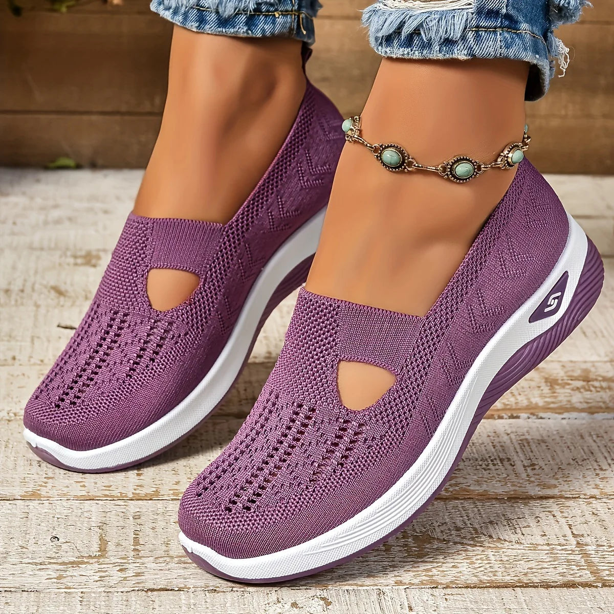 Breathable women's sneakers